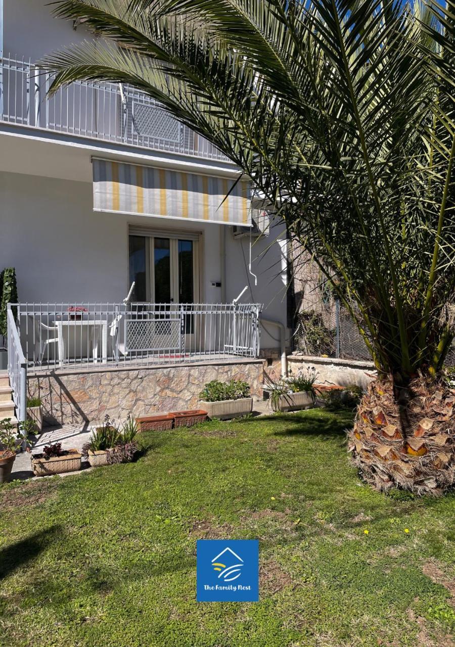 The Family Nest - Casa Eva Apartment Манфредония Стая снимка